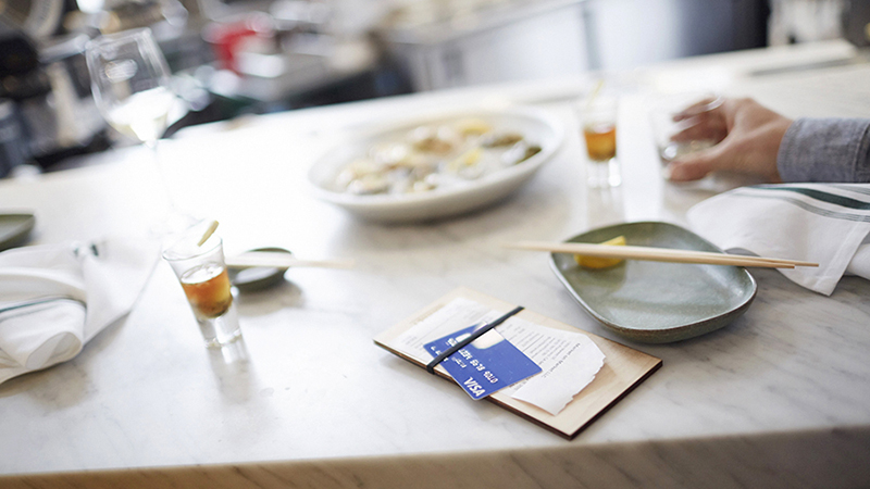 plătirea notei la restaurant cu cardul de credit Visa