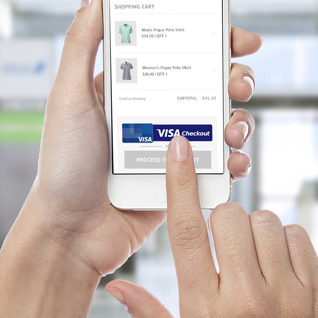 Celular na mão com Visa Checkout