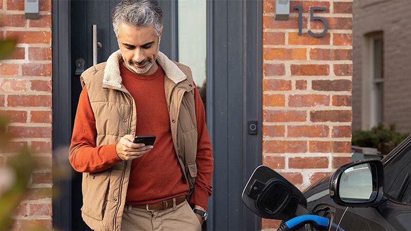 ro-man-holding-phone-800x450 man holding phone